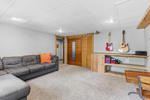 840 Hallam Avenue N, Mahtomedi, MN 55115