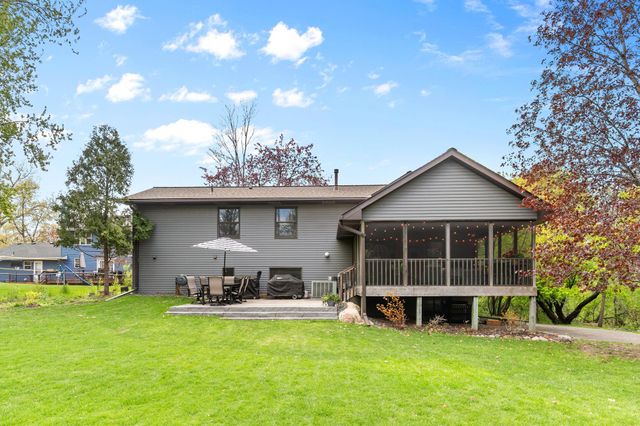 840 Hallam Avenue N, Mahtomedi, MN 55115