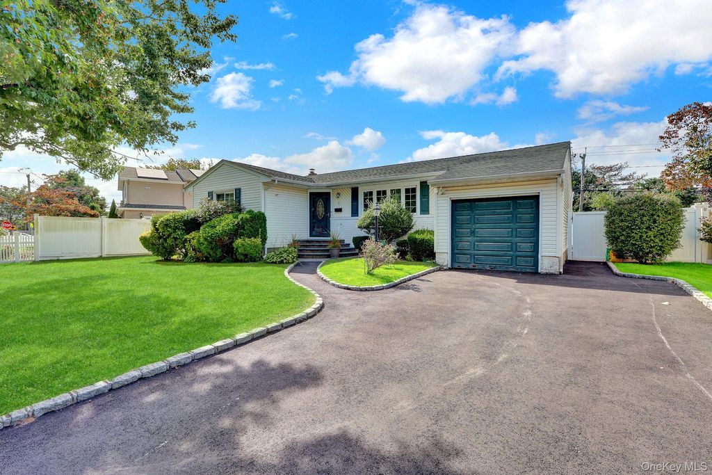 3 Daniel Drive, Farmingdale, NY 11735 — photo 2