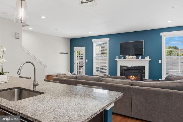 7825 CRESCENT PARK DR, Gainesville, VA 20155