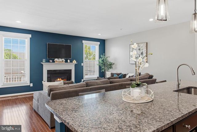 7825 CRESCENT PARK DR, Gainesville, VA 20155