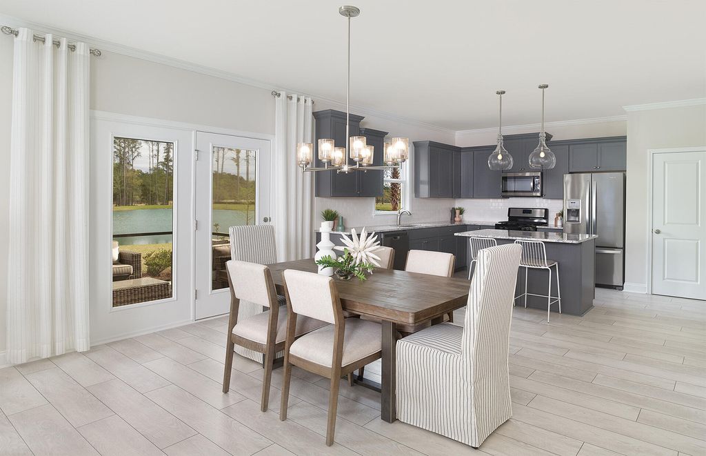 Image 4 of property listing at 855 Meadowbrook Lane, Summerville, SC 29486