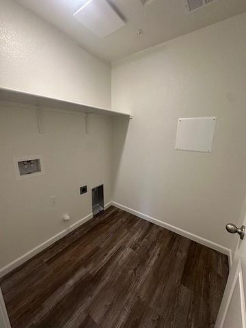 6042 Lassie Ct, Riverbank, CA 95367