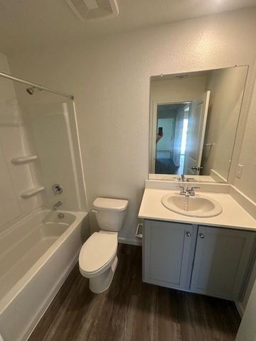 6042 Lassie Ct, Riverbank, CA 95367