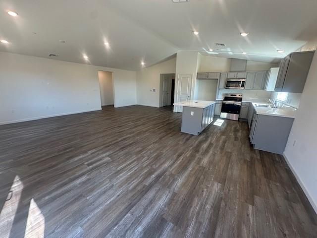 6042 Lassie Ct, Riverbank, CA 95367