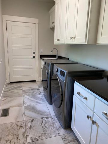 19301 Alianna Loop, Bend, OR 97702