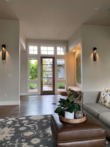 19301 Alianna Loop, Bend, OR 97702