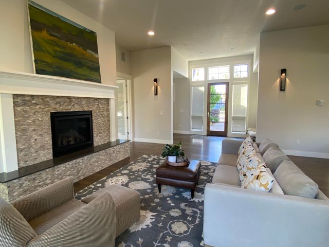 19301 Alianna Loop, Bend, OR 97702