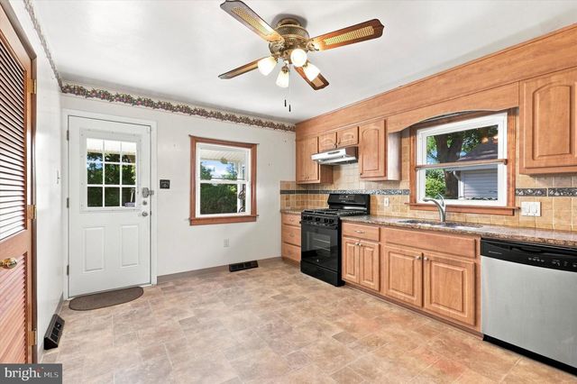 77 WOODLAWN RD, Warminster, PA 18974