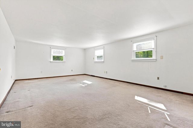 77 WOODLAWN RD, Warminster, PA 18974