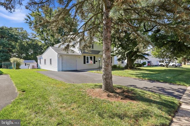 77 WOODLAWN RD, Warminster, PA 18974