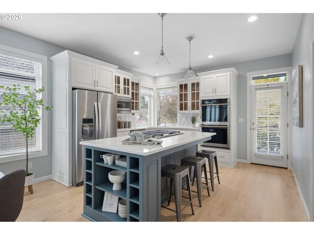 5349 SOUTHWOOD Dr, Lake Oswego, OR 97035