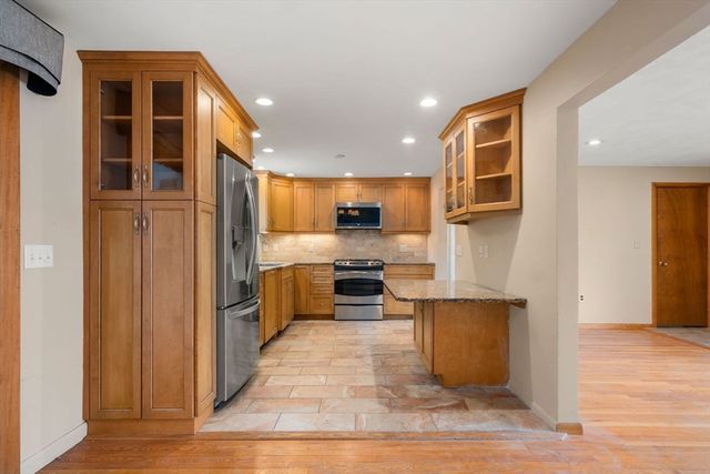 1 Fowler Ter, Burlington, MA 01803