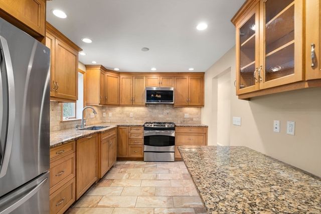 1 Fowler Ter, Burlington, MA 01803