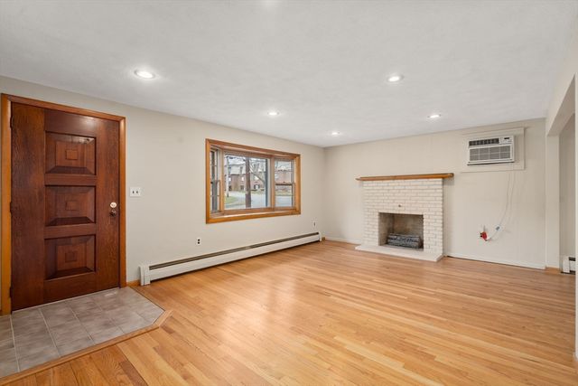 1 Fowler Ter, Burlington, MA 01803