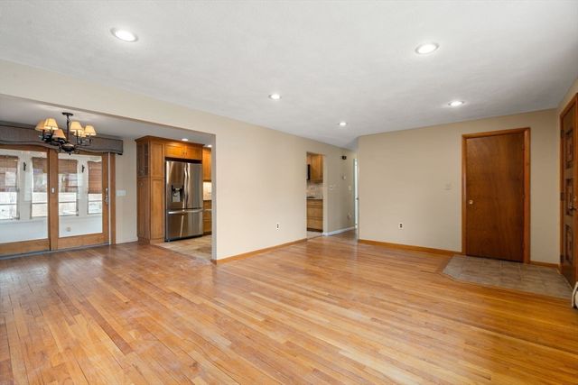 1 Fowler Ter, Burlington, MA 01803