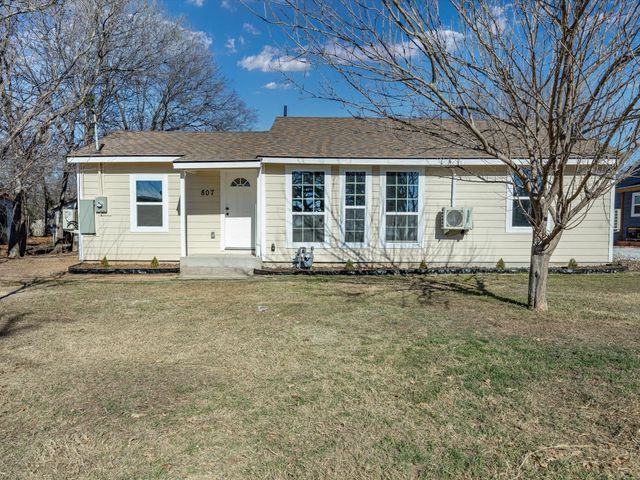 807 Adkins Street, Bowie, TX 76230