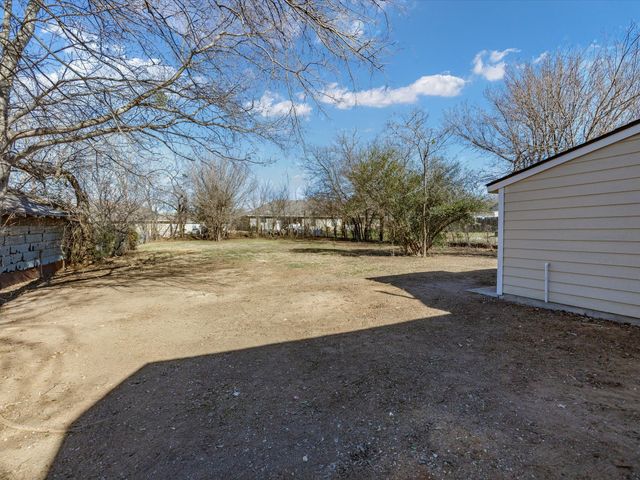 807 Adkins Street, Bowie, TX 76230