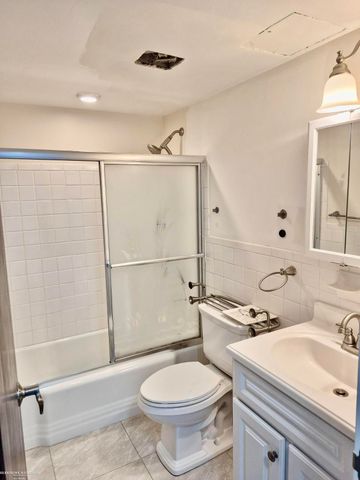 20 Chestnut Street, Wyandotte, MI 48192