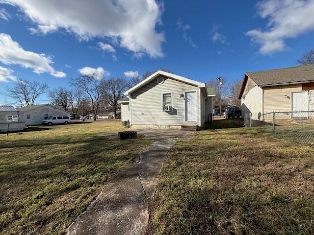 1120 N Fulbright Avenue, Springfield, MO 65802