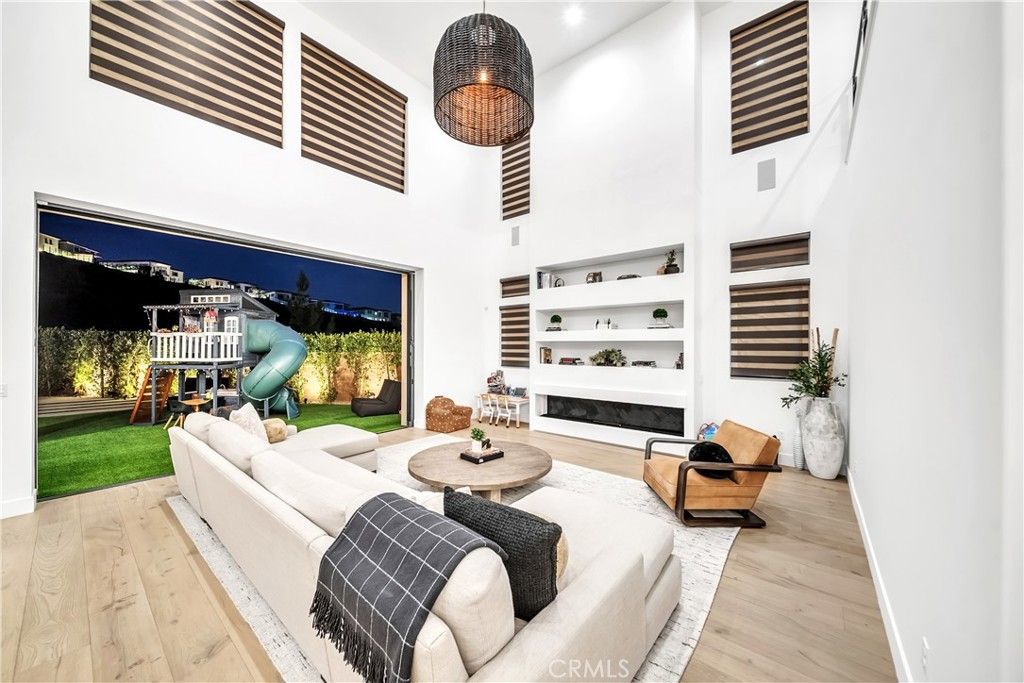 Image 8 of property listing at 20431 W Windsor, Porter Ranch, CA 91326