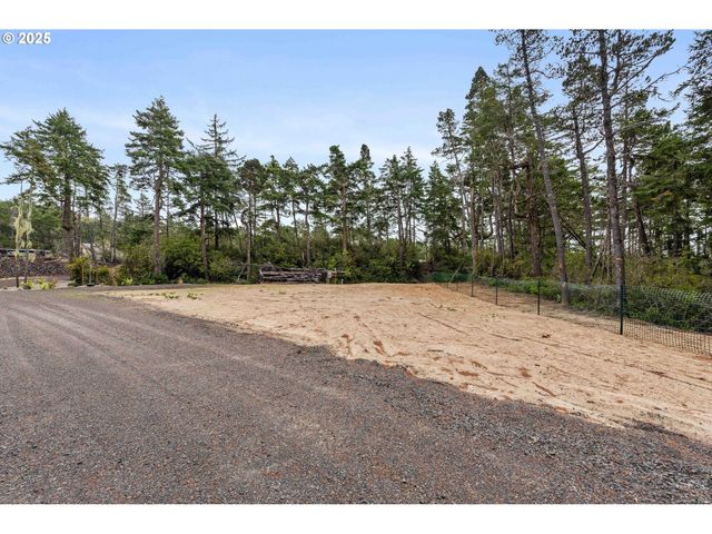 385 PACIFIC DUNES Dr, North Bend, OR 97459