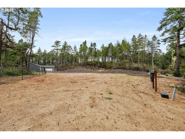 385 PACIFIC DUNES Dr, North Bend, OR 97459