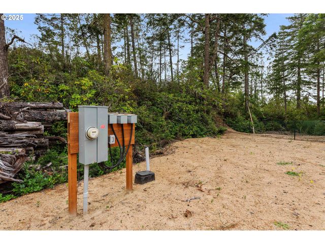 385 PACIFIC DUNES Dr, North Bend, OR 97459
