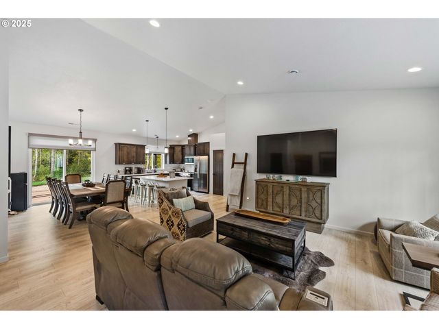 385 PACIFIC DUNES Dr, North Bend, OR 97459