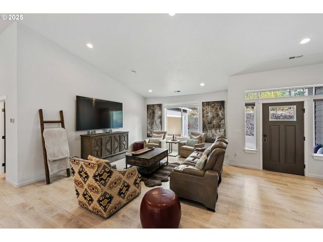 385 PACIFIC DUNES Dr, North Bend, OR 97459