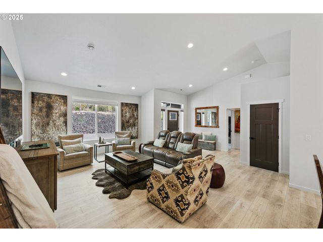 385 PACIFIC DUNES Dr, North Bend, OR 97459