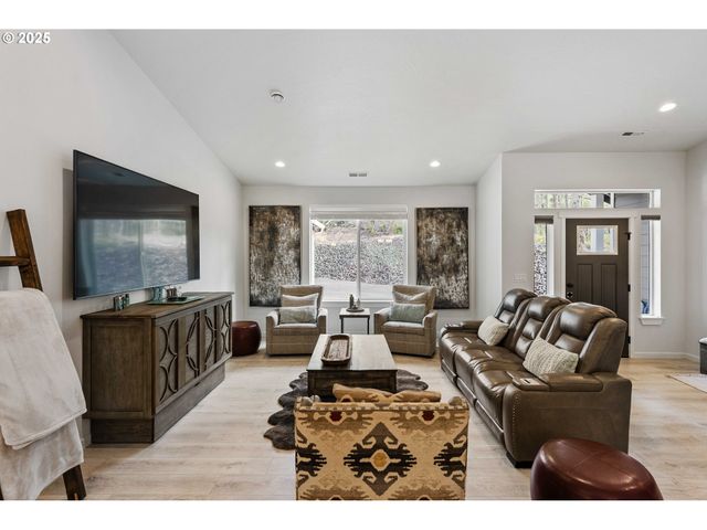 385 PACIFIC DUNES Dr, North Bend, OR 97459