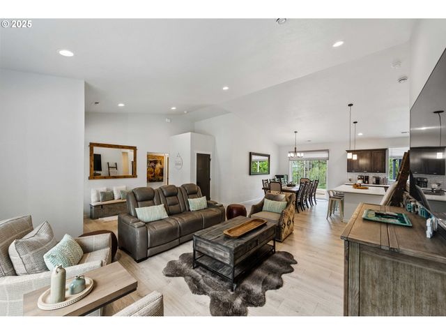 385 PACIFIC DUNES Dr, North Bend, OR 97459