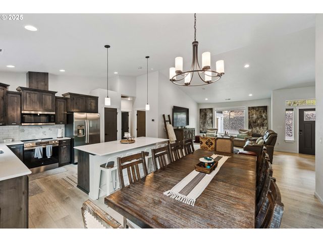 385 PACIFIC DUNES Dr, North Bend, OR 97459