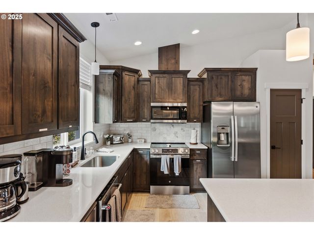 385 PACIFIC DUNES Dr, North Bend, OR 97459