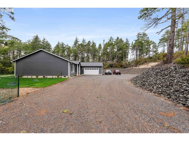 385 PACIFIC DUNES Dr, North Bend, OR 97459