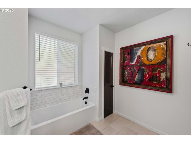 385 PACIFIC DUNES Dr, North Bend, OR 97459