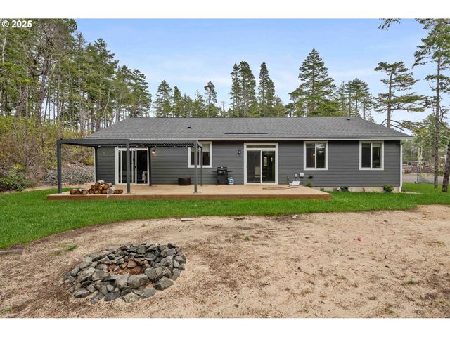 385 PACIFIC DUNES Dr, North Bend, OR 97459