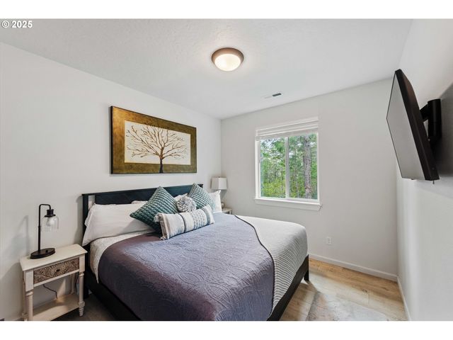 385 PACIFIC DUNES Dr, North Bend, OR 97459