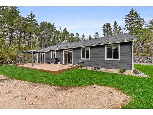 385 PACIFIC DUNES Dr, North Bend, OR 97459