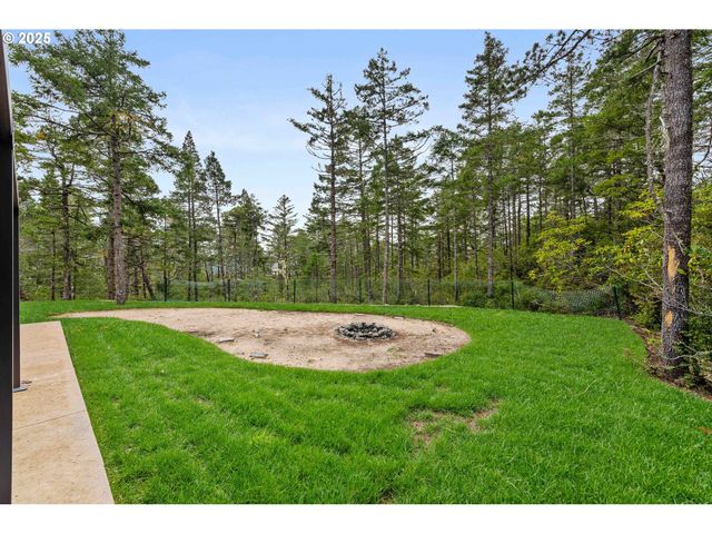 385 PACIFIC DUNES Dr, North Bend, OR 97459