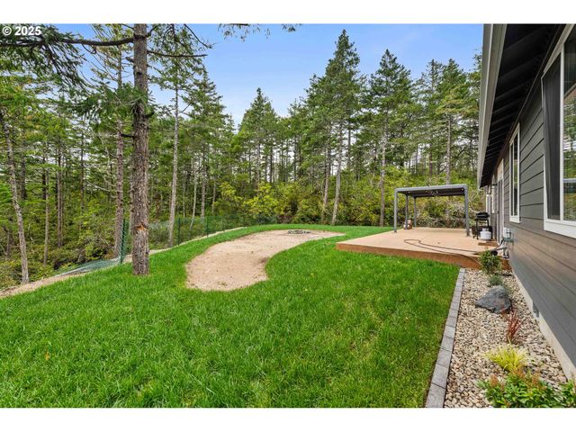 385 PACIFIC DUNES Dr, North Bend, OR 97459
