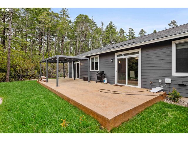 385 PACIFIC DUNES Dr, North Bend, OR 97459