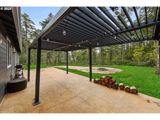 385 PACIFIC DUNES Dr, North Bend, OR 97459