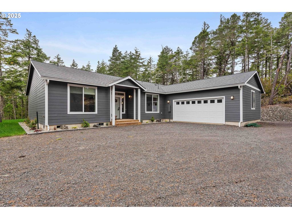 385 PACIFIC DUNES Dr, North Bend, OR 97459