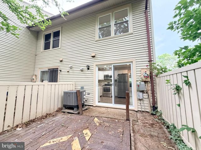 2823 CHABLIS CIR, Woodbridge, VA 22192