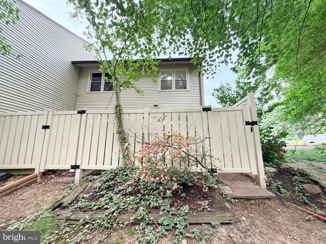 2823 CHABLIS CIR, Woodbridge, VA 22192