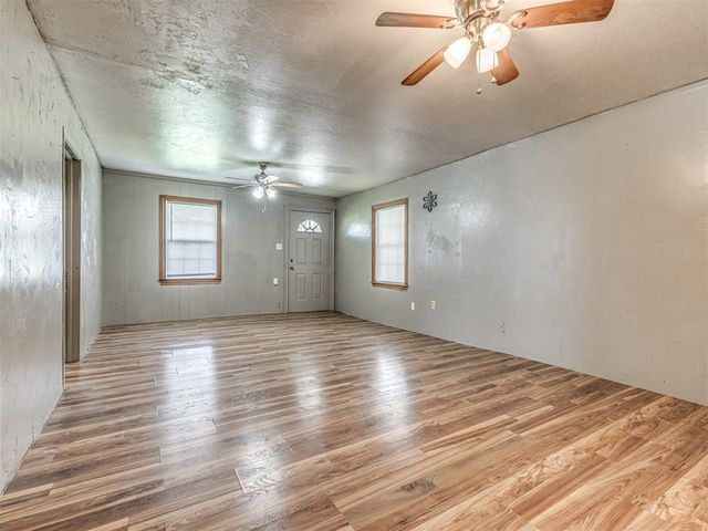 211 S 6th Street, Mcloud, OK 74851