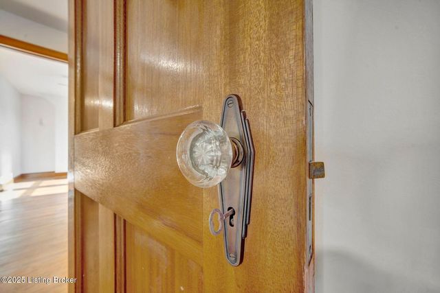 2206 Sieger Villa Ct, Louisville, KY 40218