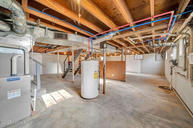 2206 Sieger Villa Ct, Louisville, KY 40218